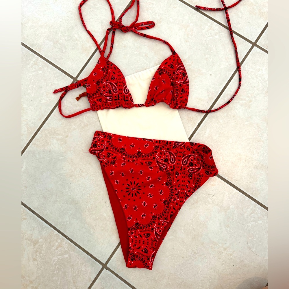 Beautiful bikini high waist.
